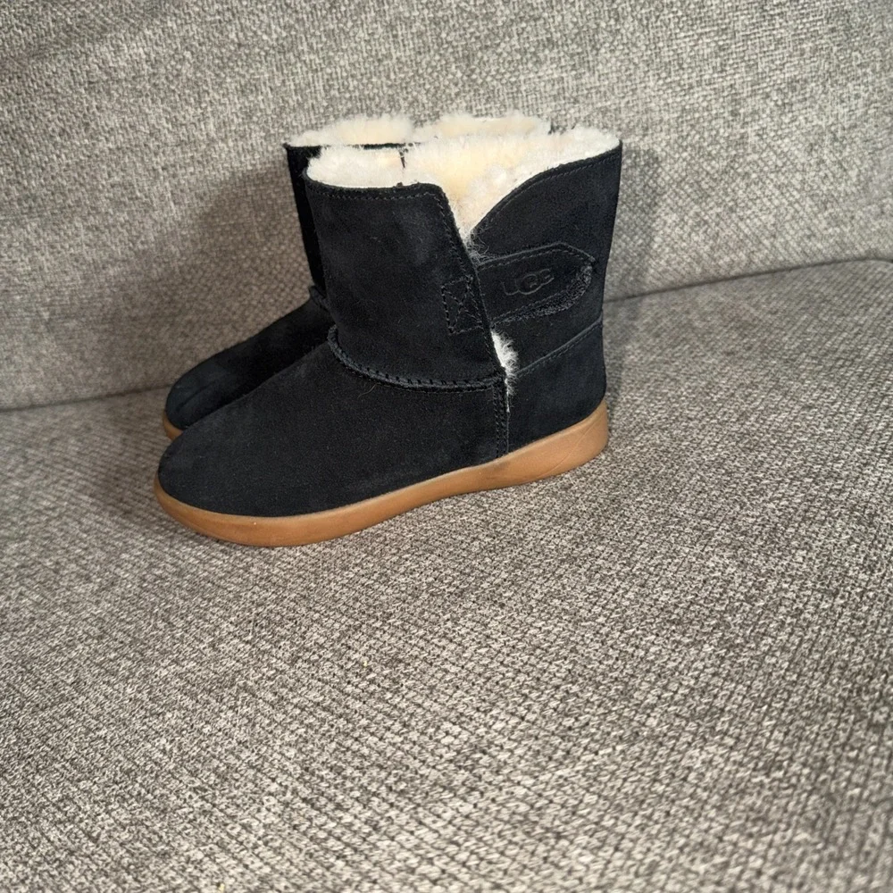 UGG Toddler Girls T Keelan-T/1096089T boots Black Suede Wool bottoms Size 10
